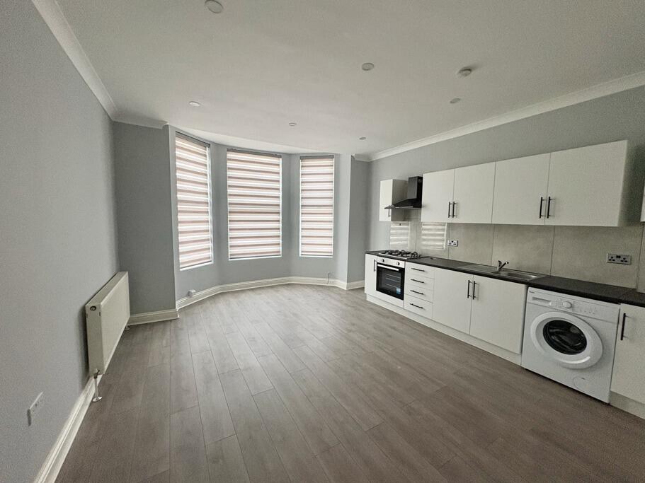 Main image of property: FLAT 2 20 OAKFIELD ROAD CROYDON SURREY CRO 2UA