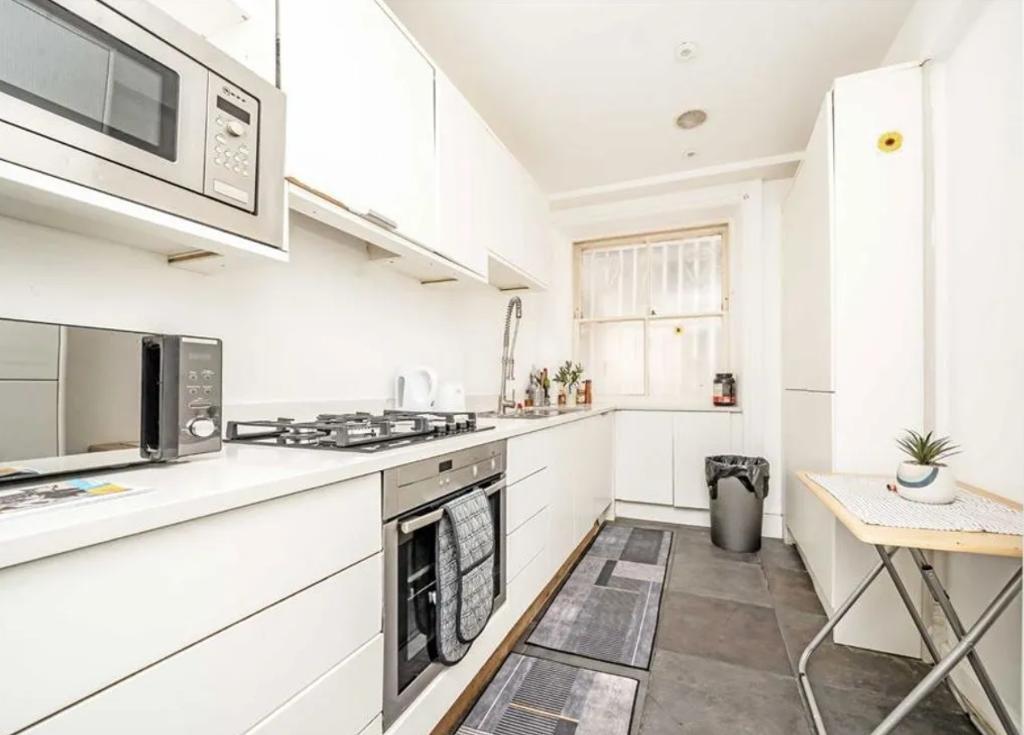 Main image of property: Hyde Park Mansions, Cabbell Street, Marylebone, Hyde Park, Regents Park, London, NW1 5AY