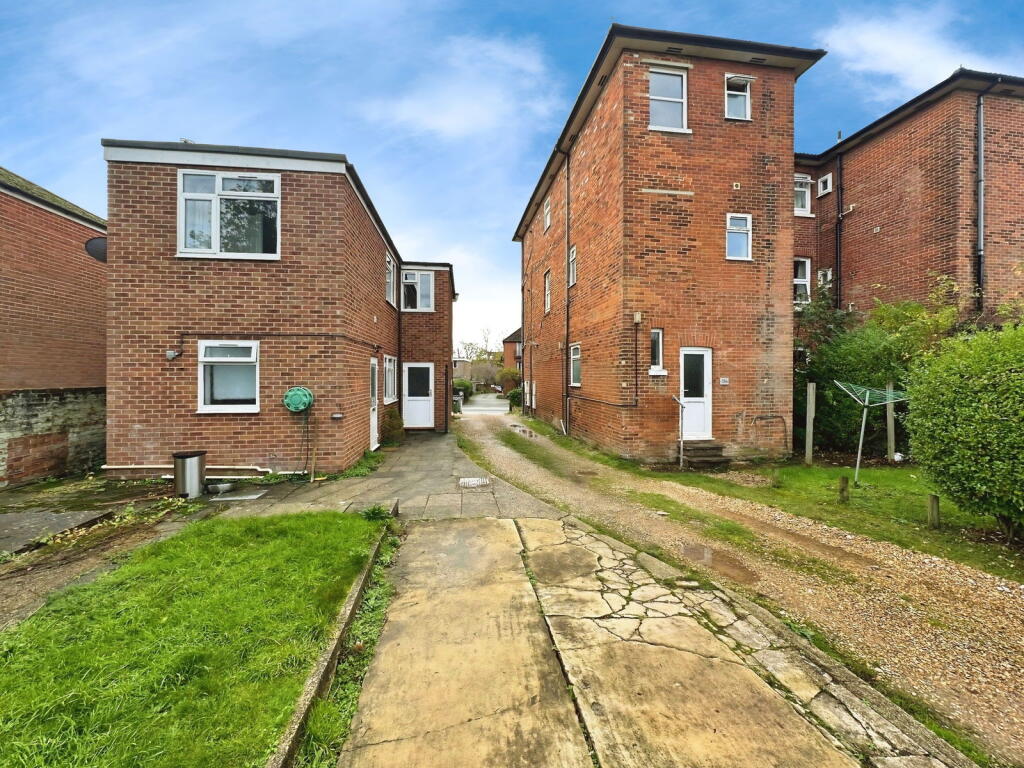 Main image of property: Waterloo Road, Southampton, SO15 3AQ