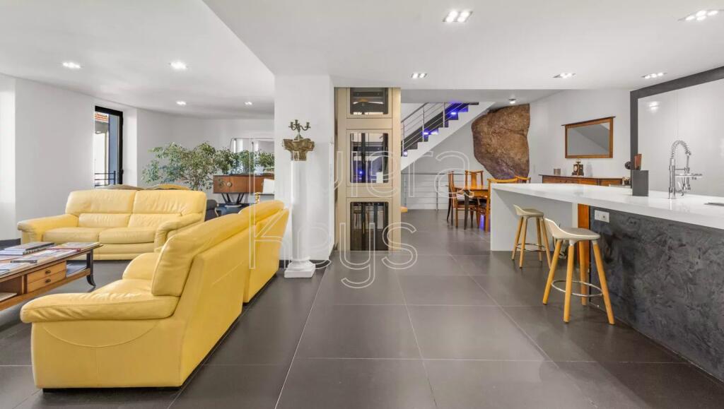 Main image of property: Provence-Alps-Cote d`Azur, Alpes-Maritimes, Cannes