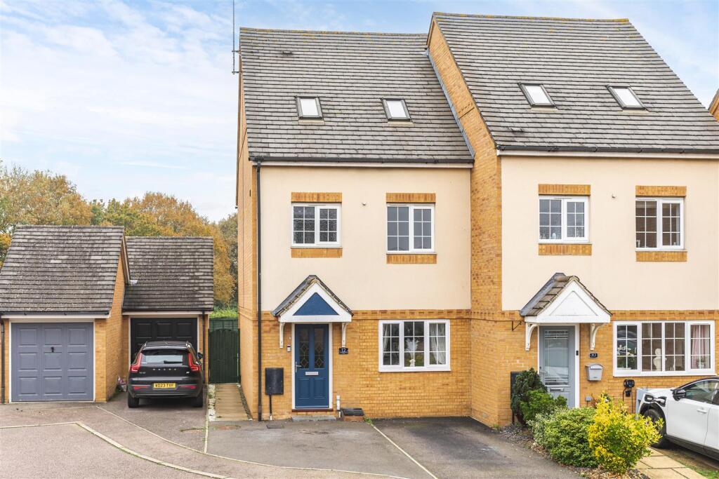 Main image of property: Harmonds Wood Close, Broxbourne, Hertfordshire, EN10