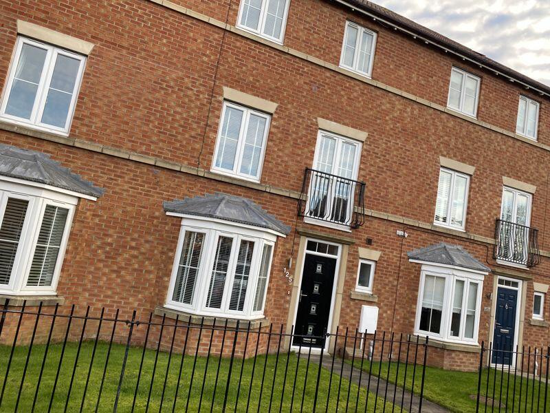 4 bedroom terraced house for sale in Aylesford Mews, Hill View