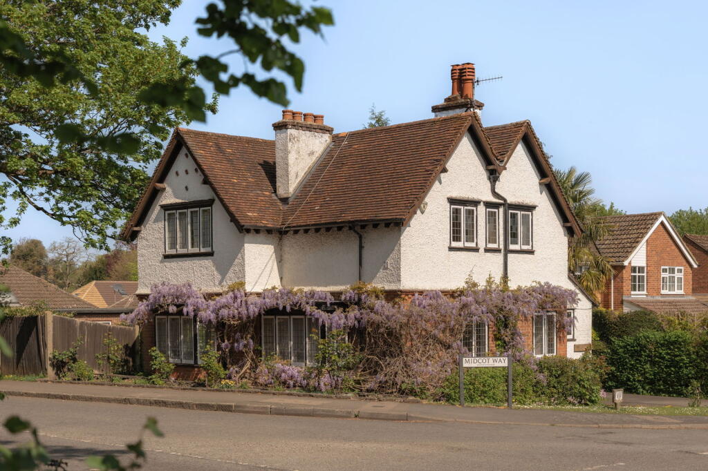 Main image of property: High Street, Northchurch, Berkhamsted, Hertfordshire HP4