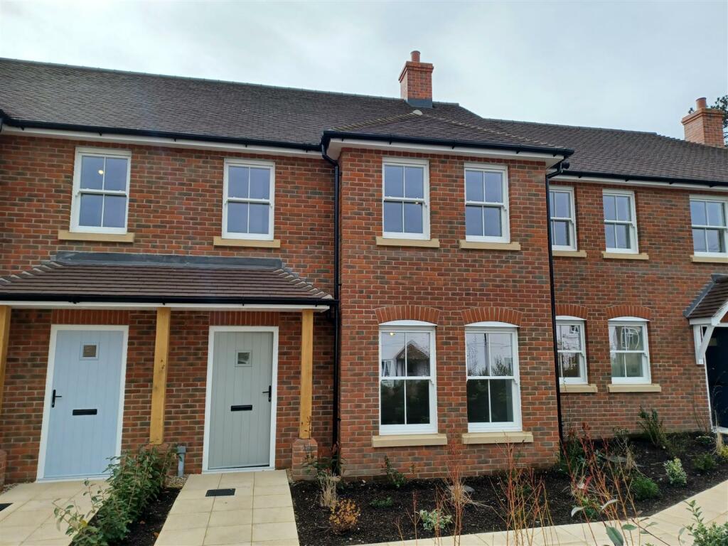 3 bedroom terraced house for sale in Stockbridge Road, Sutton Scotney