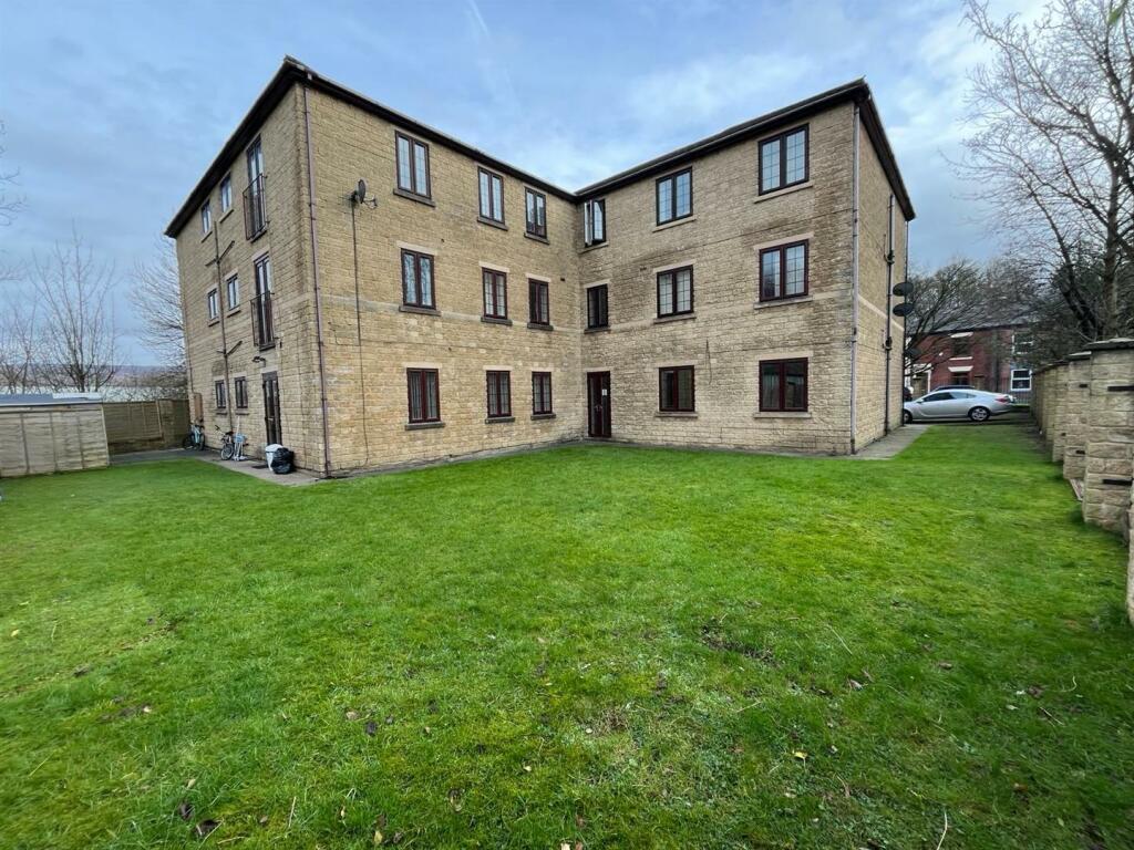 2 bedroom flat for sale in Knowl Street, Stalybridge, SK15