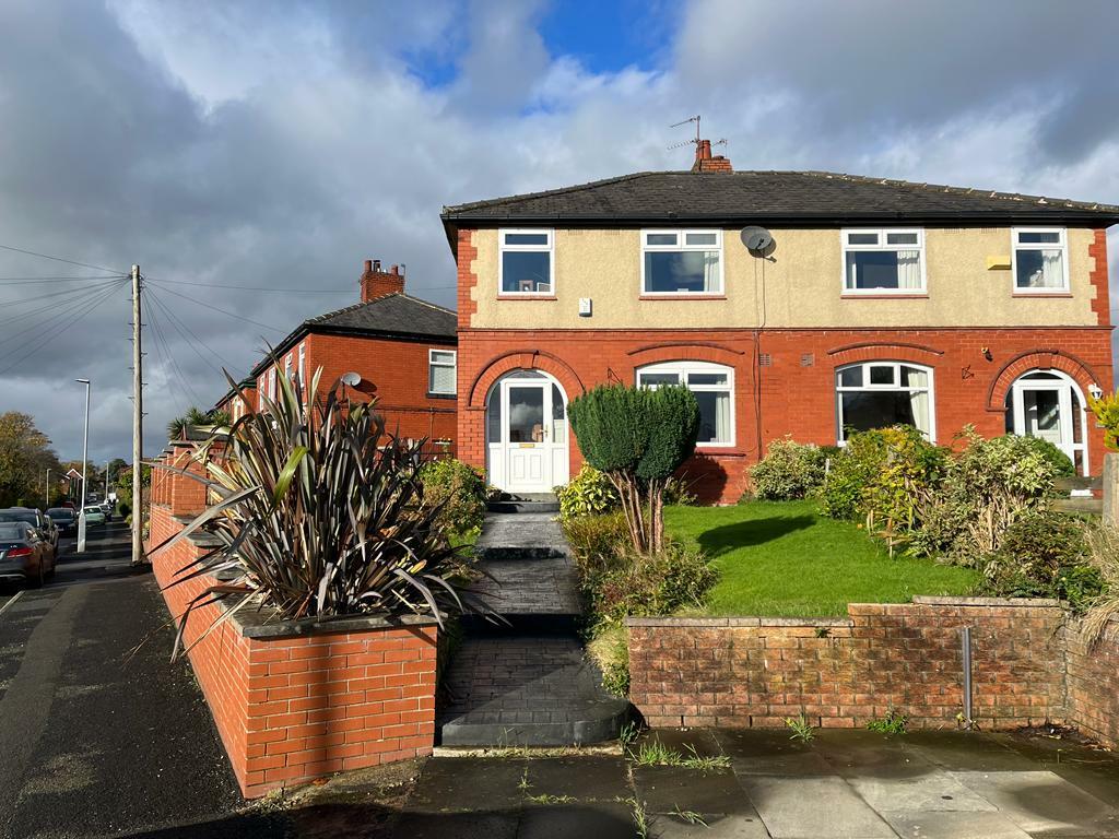 3 bedroom semidetached house for sale in Neal Avenue, AshtonUnder