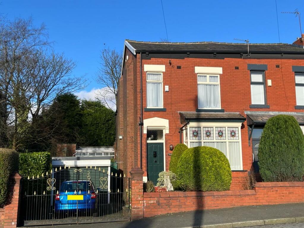 3 bedroom end of terrace house for sale in Mottram Road, Matley