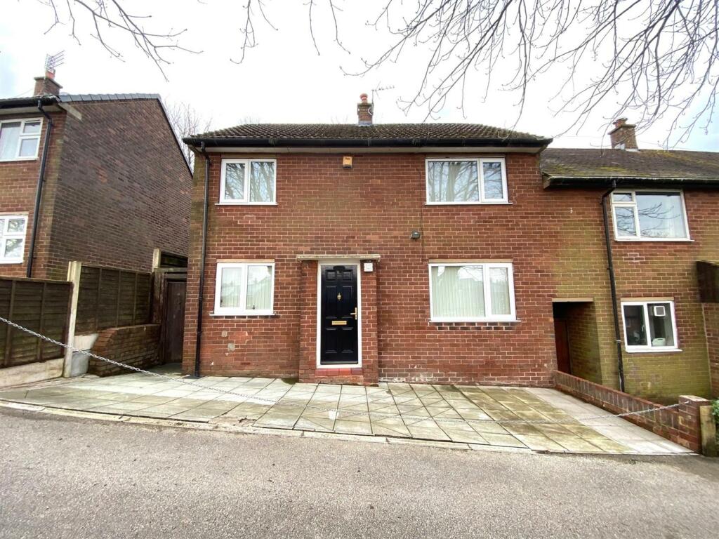 3 bedroom end of terrace house for sale in Demesne Drive, Stalybridge, SK15