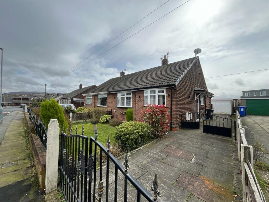 2 bedroom semidetached bungalow for sale in Cumberland Avenue