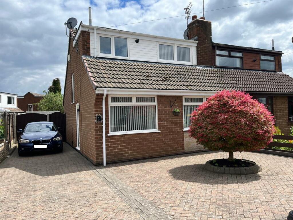 2 bedroom semidetached bungalow for sale in Maurice Close, Dukinfield