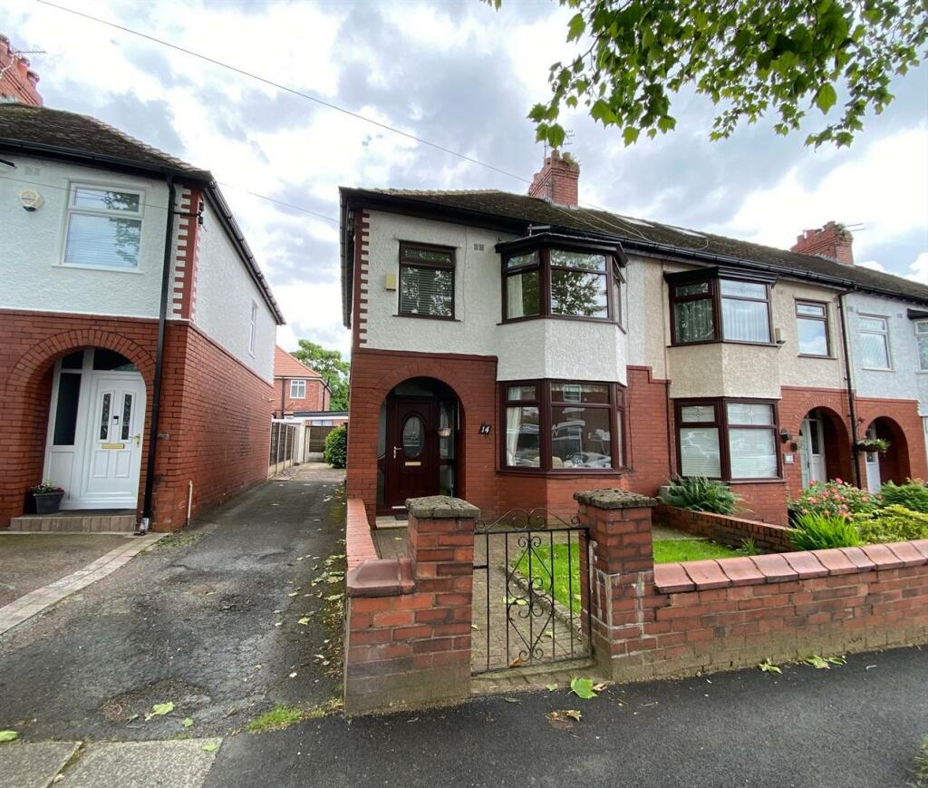 3 bedroom end of terrace house for sale in Smallshaw Lane, AshtonUnder