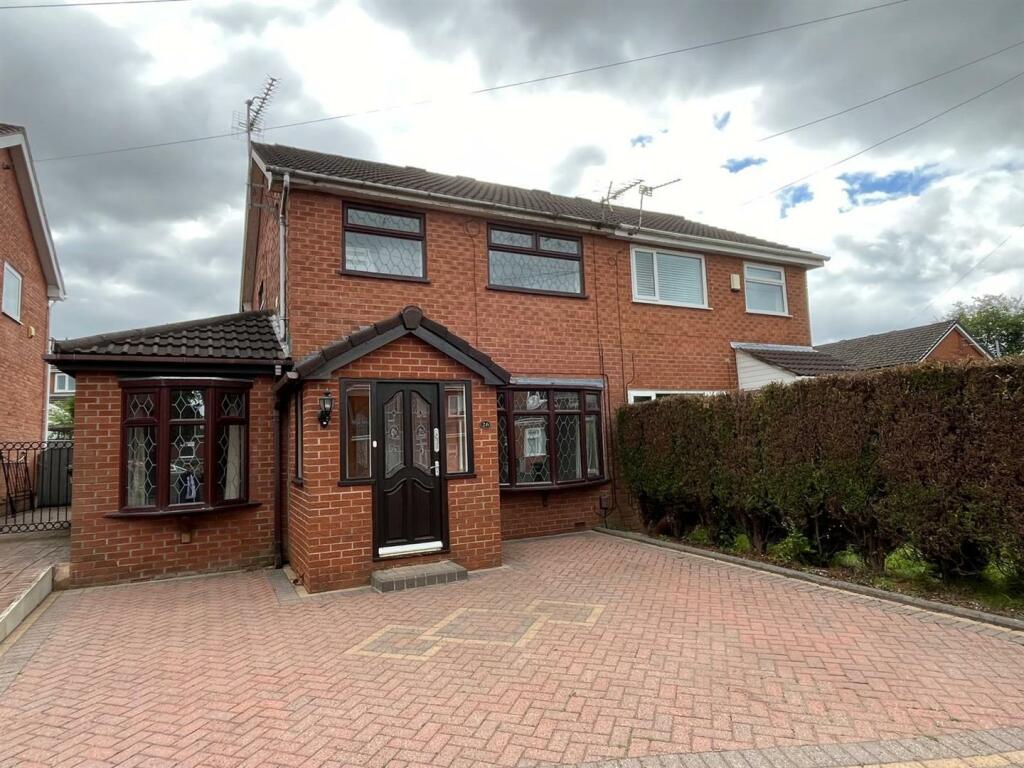 3 bedroom semidetached house for sale in Oval Drive, Dukinfield, SK16
