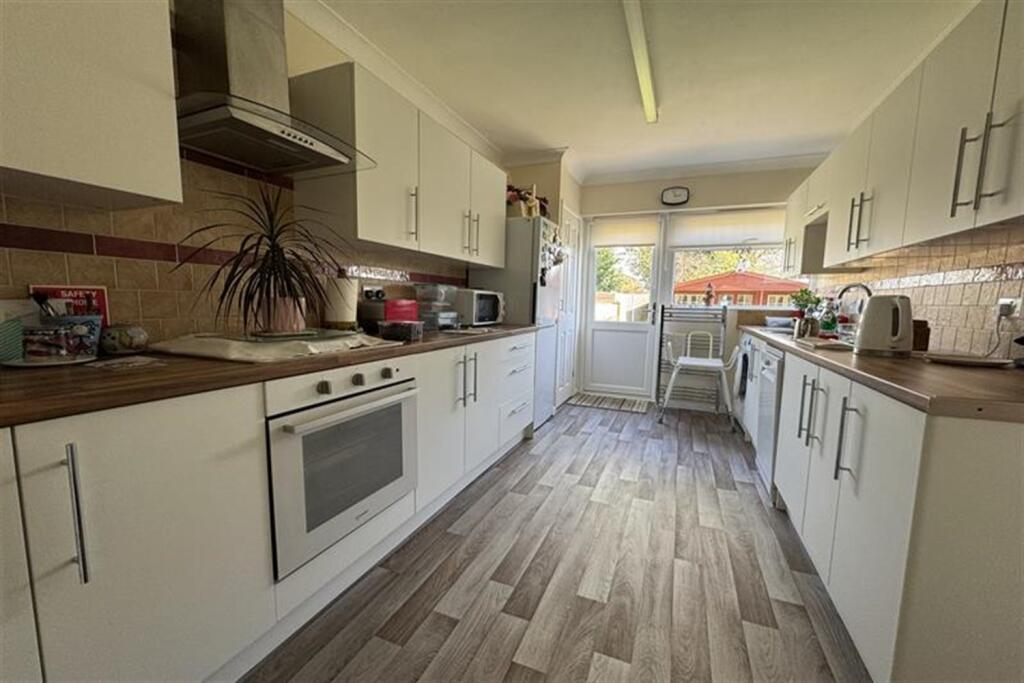 Main image of property: 4 bedroom Detached House in Eastwood