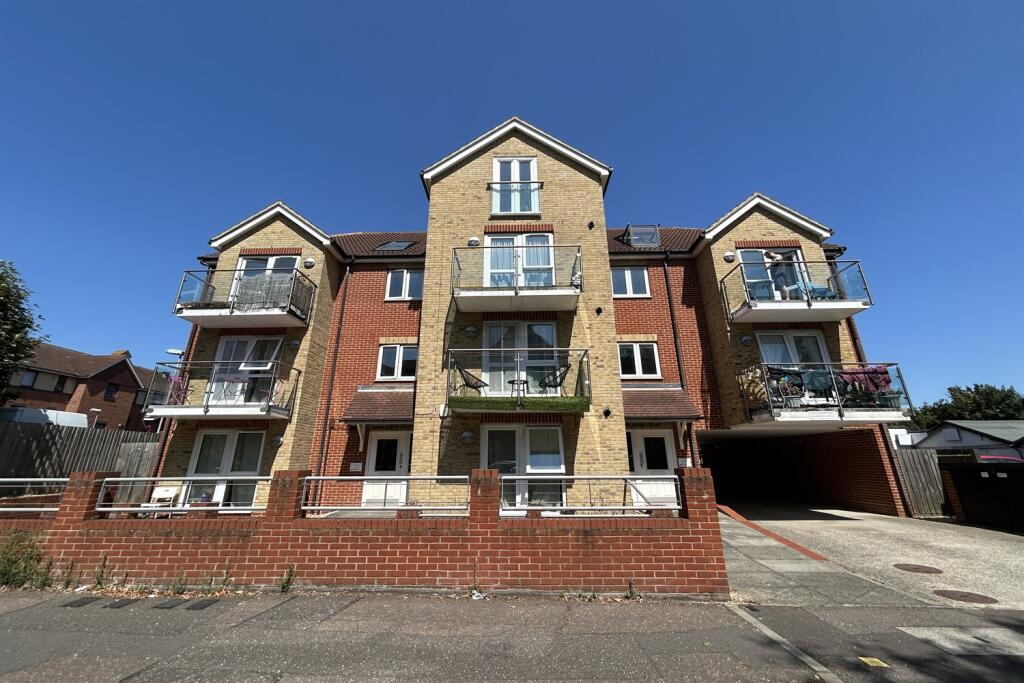 Main image of property: 2 bedroom 1st Floor Flat in Southend on Sea