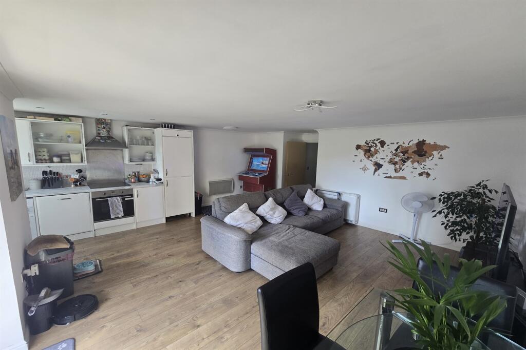 Main image of property: 2 bedroom 1st Floor Flat in Southend on Sea