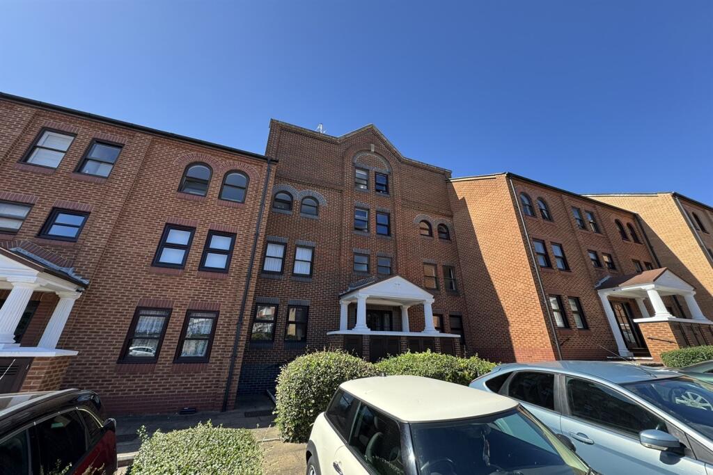 Main image of property: 2 bedroom 1st Floor Flat in Southend on Sea