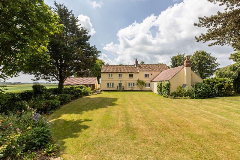 4 bedroom detached house for sale in Lowthorpe, Driffield, East