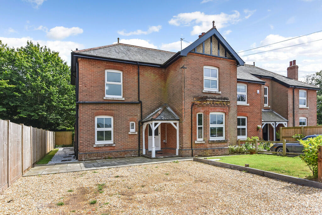 3 bedroom end of terrace house for sale in Wickham Road, Swanmore, SO32