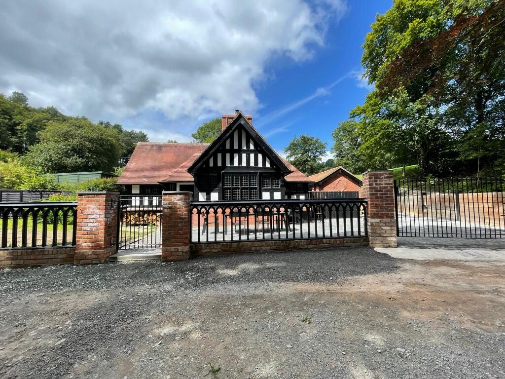 Main image of property: The Lodge Bwlch-y-Ffridd Newtown Powys SY16 3HX