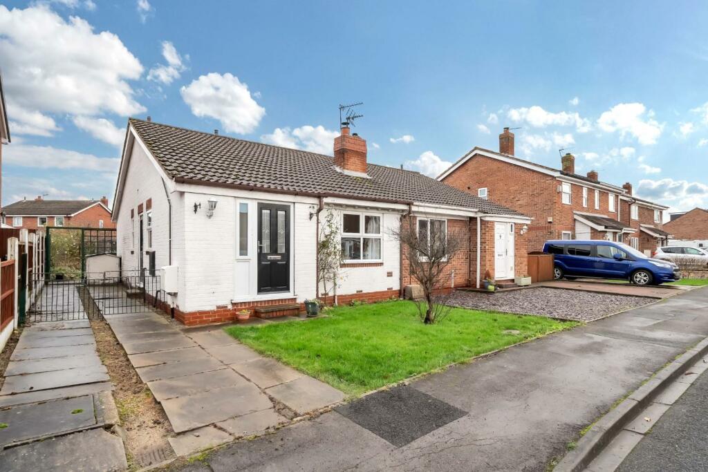 2 bedroom semidetached bungalow for sale in Manor Close, Hemingbrough