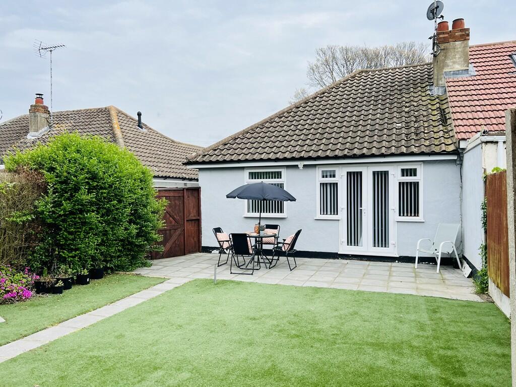 2 bedroom semidetached bungalow for sale in Bellhouse Lane, Leighon