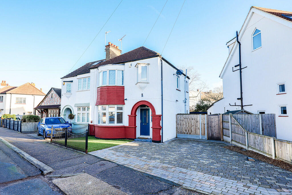 3 bedroom semidetached house for sale in Elm Road , Leighonsea , SS9