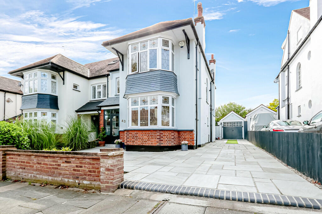 3 bedroom semidetached house for sale in Quorn Gardens, LeighonSea, SS9