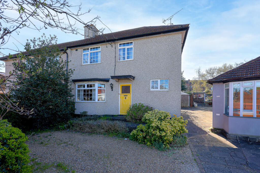 Main image of property: Station Crescent, Rayleigh, SS6