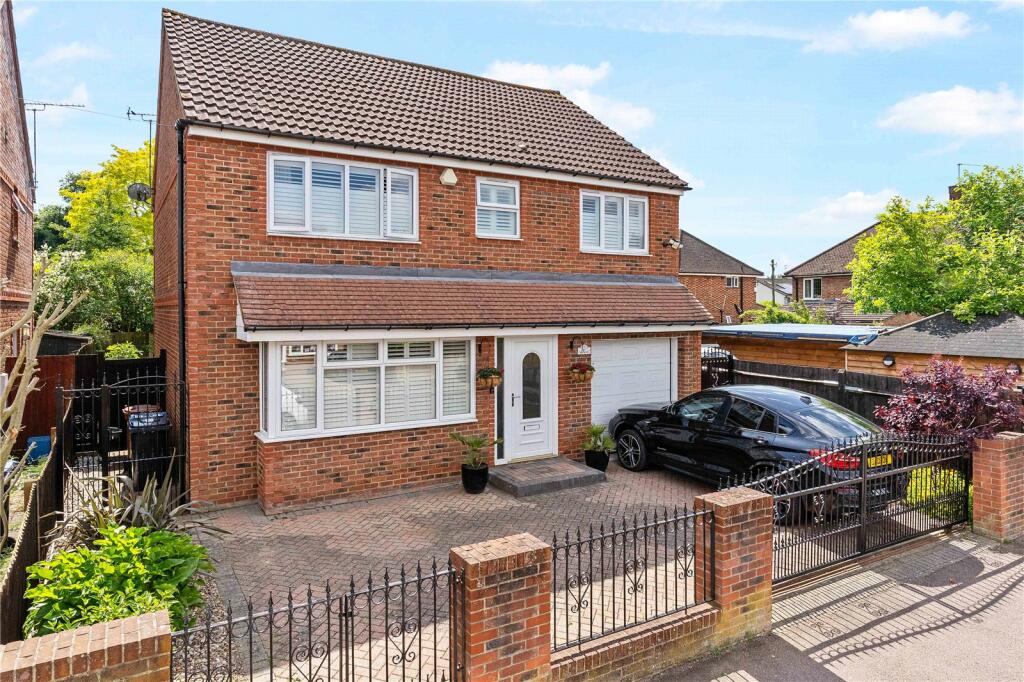 5 bedroom detached house for sale in Heath Row, Stortford