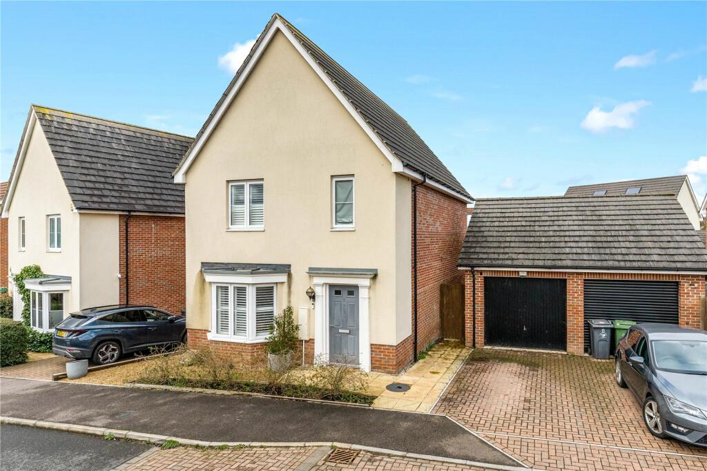4 bedroom detached house for sale in Howland Close, Saffron Walden