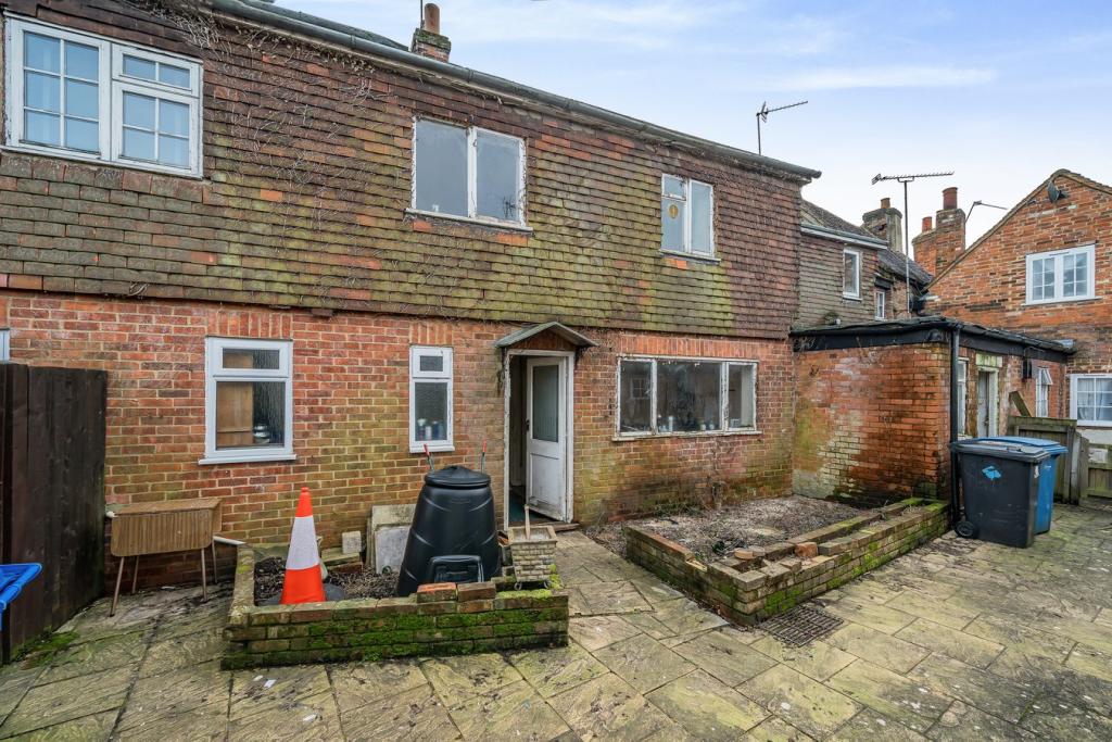 3 bedroom cottage for sale in Farnham Road, Odiham, Hook, RG29