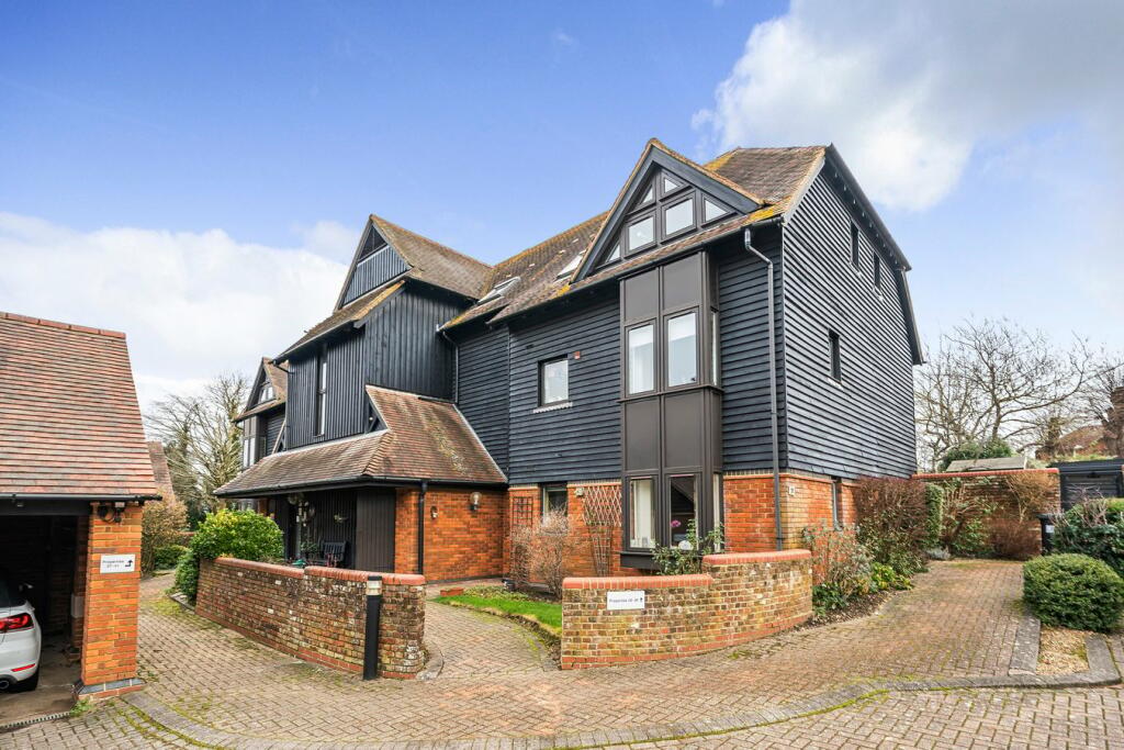 1 bedroom retirement property for sale in Palace Gate, Odiham, Hook, RG29