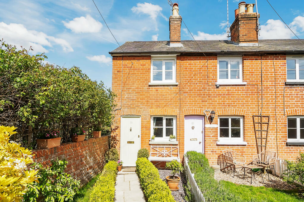 2 bedroom character property for sale in King Street, Odiham, Hook, RG29