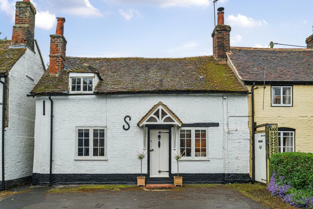 2 bedroom village house for sale in West Street, Odiham, Hook, RG29
