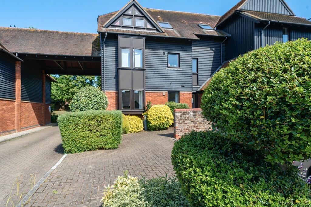 2 bedroom retirement property for sale in Palace Gate, Odiham, Hook , RG29
