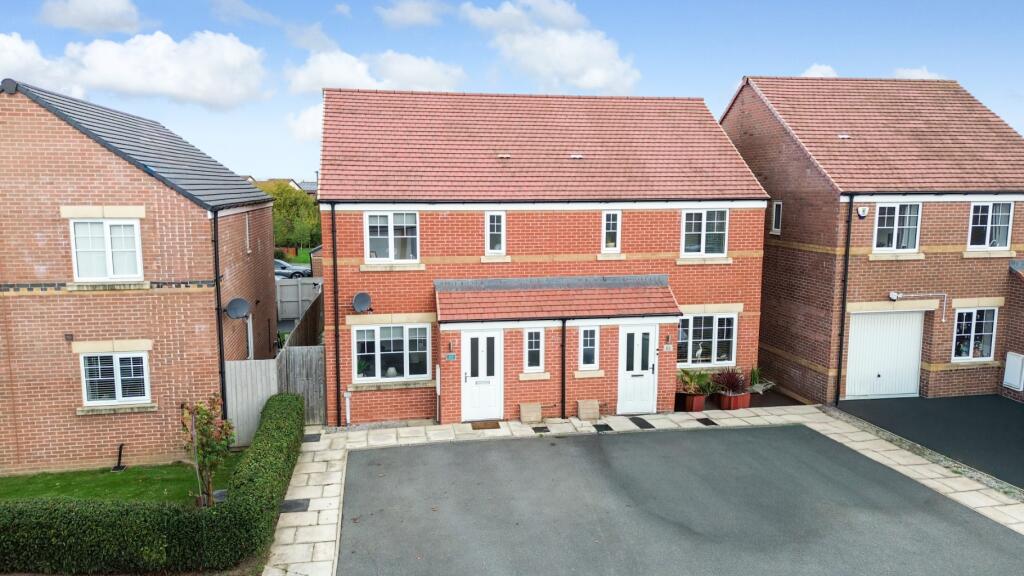 Main image of property: Ffordd Piran, Oakenholt, Flint, CH6 5FR