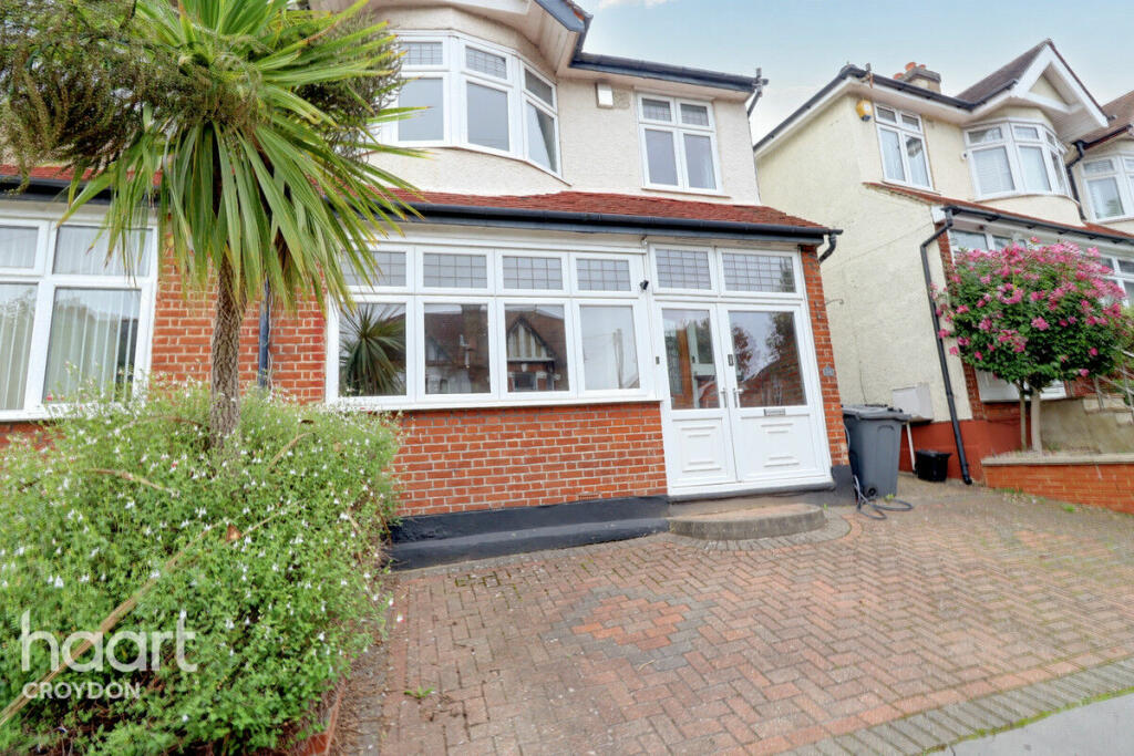 4 bedroom end of terrace house for sale in Waddon Park Avenue, Croydon, CR0