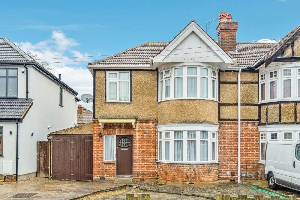 3 bedroom end of terrace house for sale in Wykeham Road, Kenton, HA3