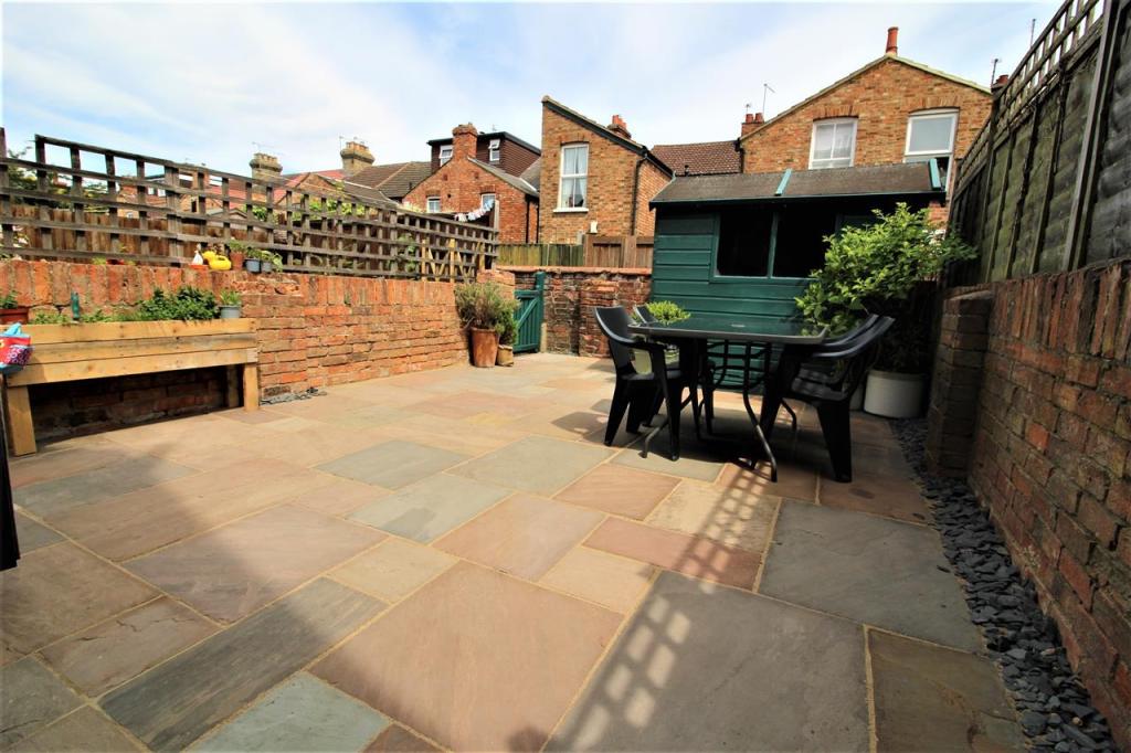 3 bedroom terraced house for sale in Dudley Street, Bedford, MK40