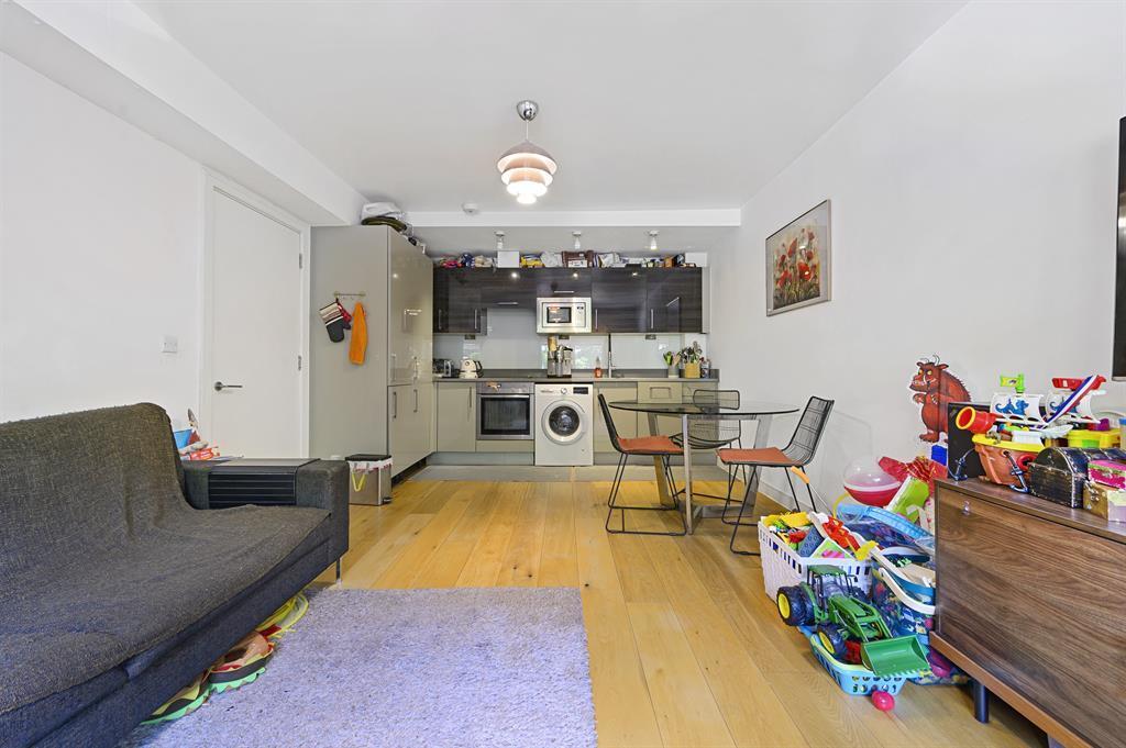 3 bedroom flat for sale in Shelford Place, London, N16