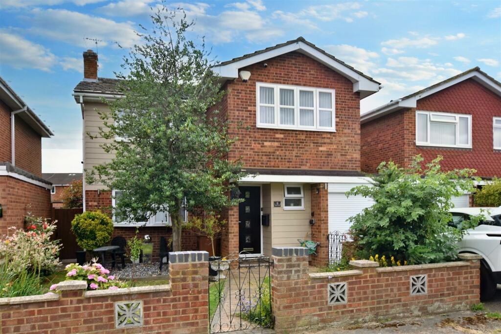 4 bedroom detached house for sale in Aylett Close, Canvey Island, SS8