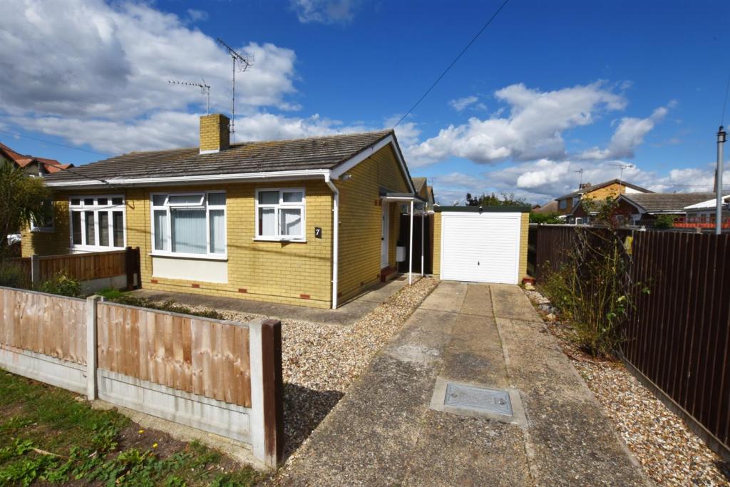 1 bedroom semidetached bungalow for sale in Crescent Road, Canvey