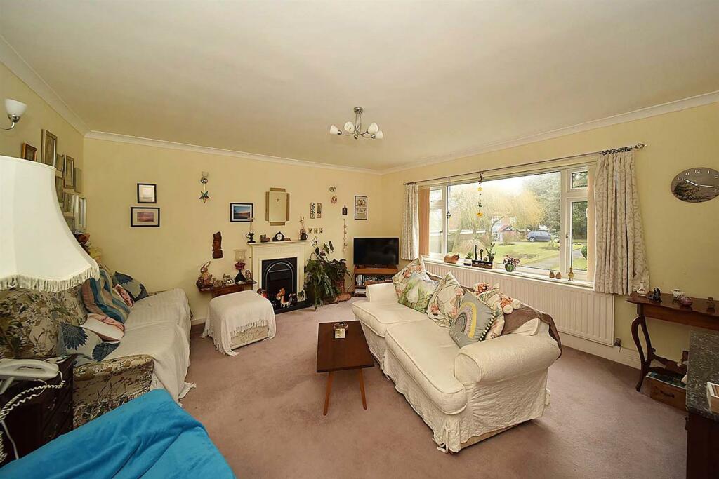 2 bedroom flat for sale in Bollinbrook Road, Macclesfield, SK10