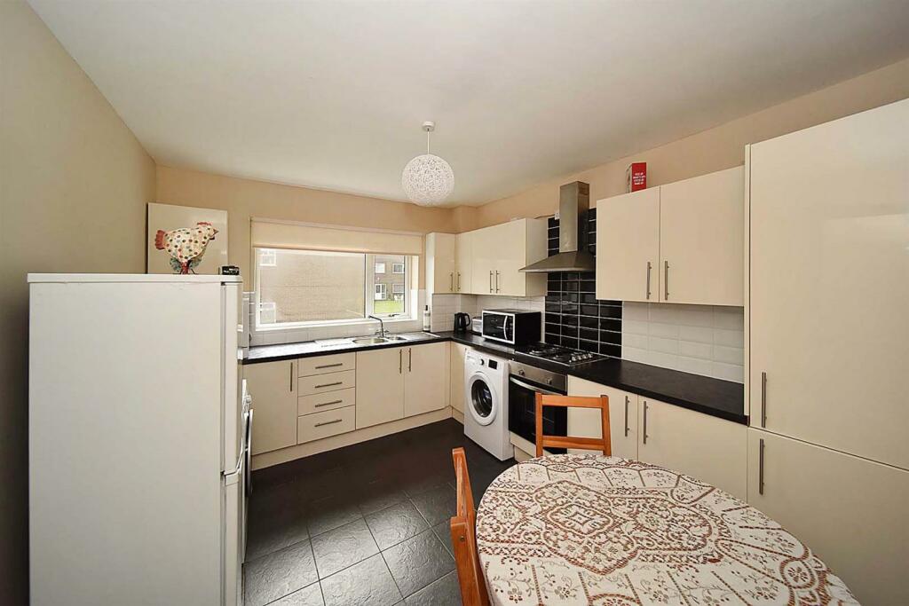 2 bedroom flat for sale in Bollinbrook Road, Macclesfield, SK10