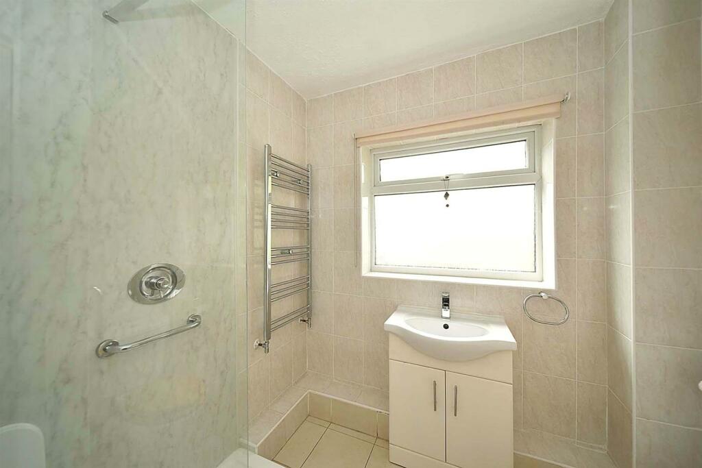 2 bedroom flat for sale in Bollinbrook Road, Macclesfield, SK10