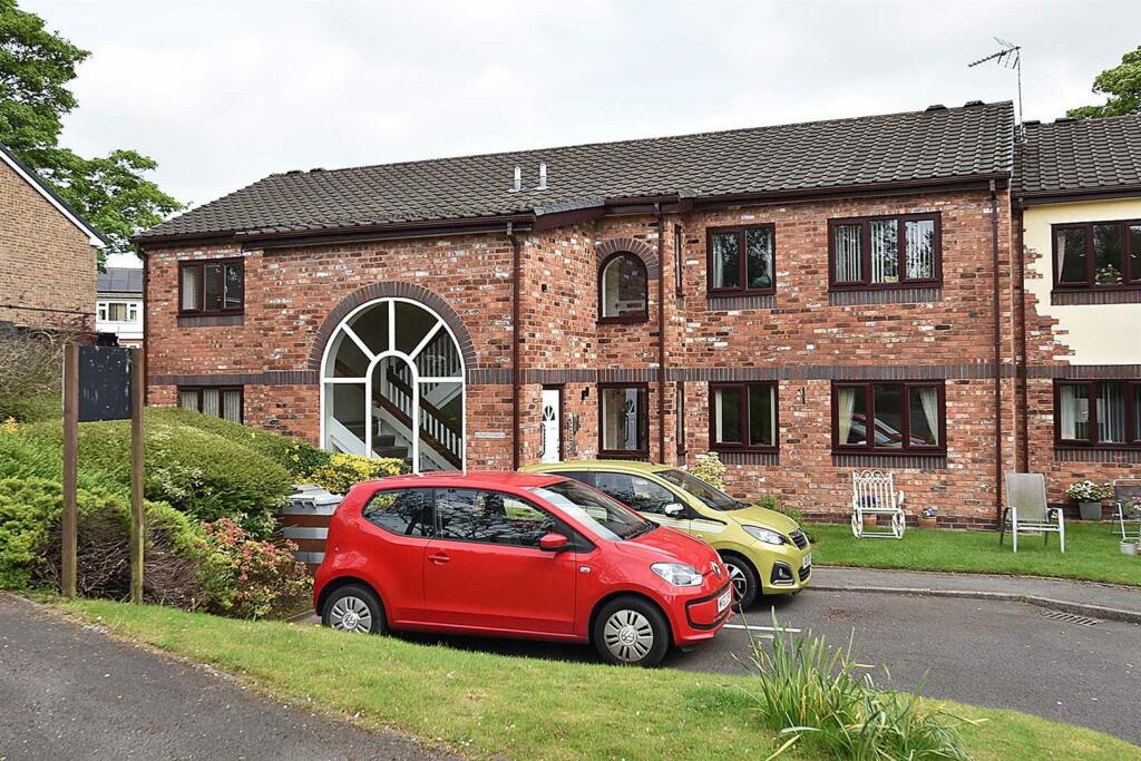 2 bedroom flat for sale in Cavendish Close, Macclesfield, SK10