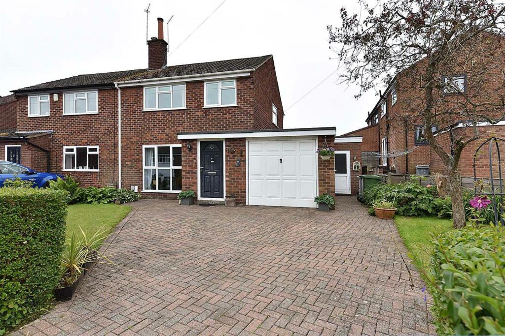 3 bedroom semidetached house for sale in Dalesford Crescent