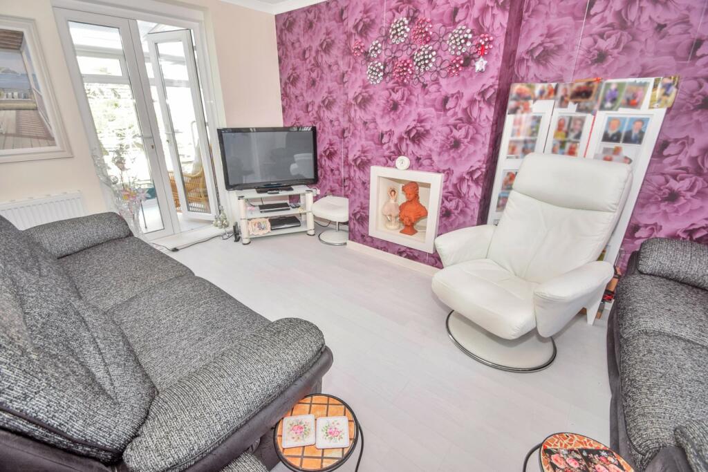 2 bedroom end of terrace house for sale in Concord Avenue, Davis Estate