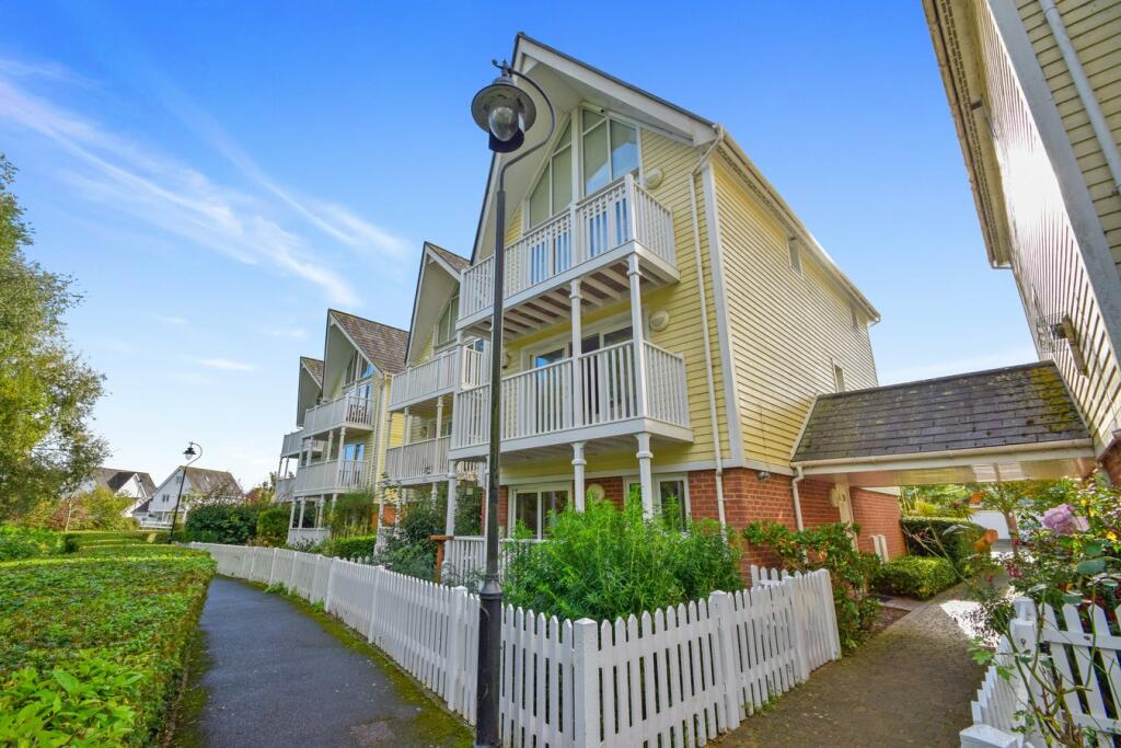 4 bedroom detached house for sale in Lake Walk, Larkfield, Aylesford, ME20