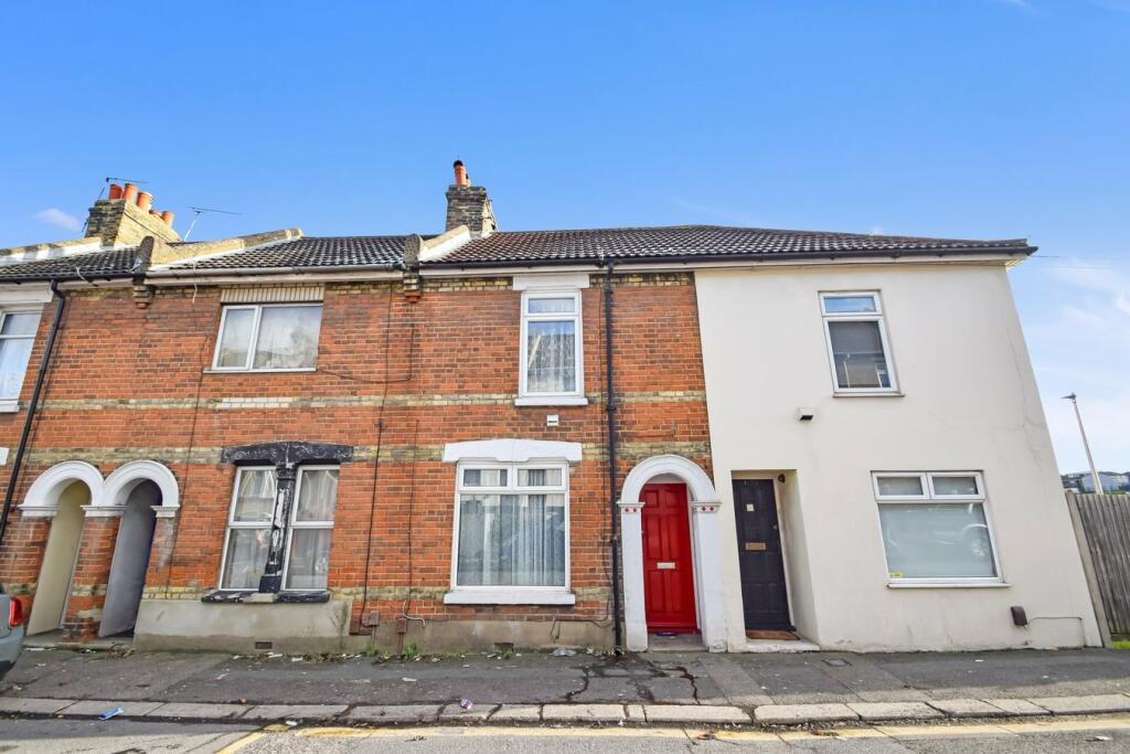 2 bedroom terraced house for sale in Magpie Hall Road, Chatham, ME4